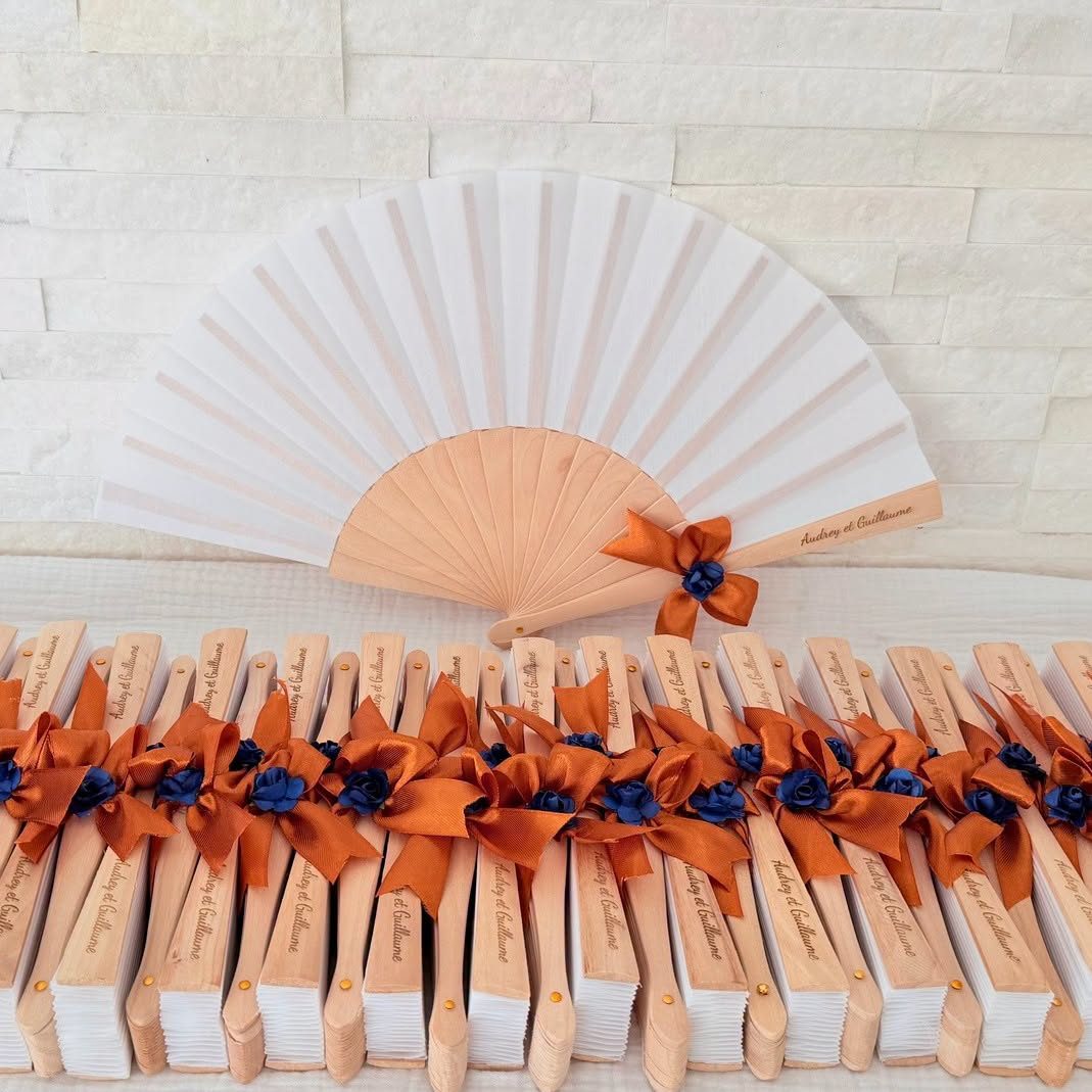 Série d'éventails gravés Audrey et Guillaume, nœuds orange et roses bleues