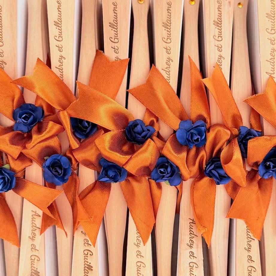 Nœuds en satin orange et roses en papier bleu